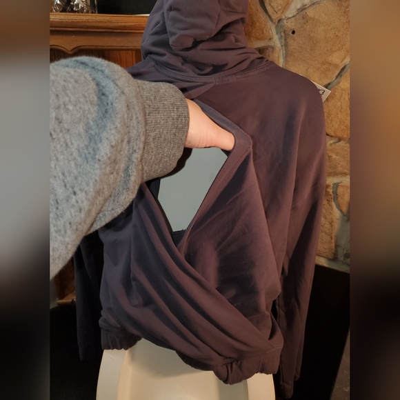 LULULEMON TWISTED AND TUCKED PULLOVER SIZE 4 PURPLE/GREY - Picture 8 of 8